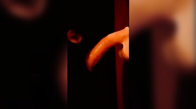 Ragazzo in maschera succhia cazzo di slicone