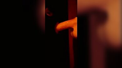 Ragazzo in maschera succhia cazzo di slicone