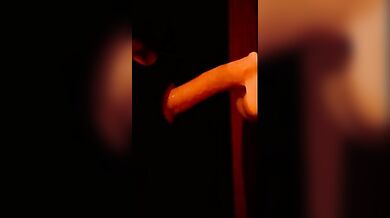 Ragazzo in maschera succhia cazzo di slicone