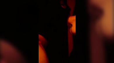 Ragazzo in maschera succhia cazzo di slicone