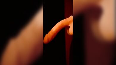 Ragazzo in maschera succhia cazzo di slicone