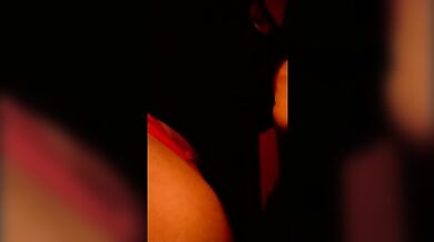 Ragazzo in maschera succhia cazzo di slicone