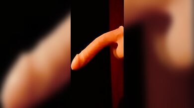 Ragazzo in maschera succhia cazzo di slicone