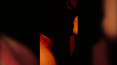 Ragazzo in maschera succhia cazzo di slicone