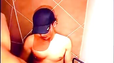 Sesso gay in una toilette