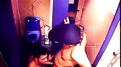 Sesso gay in una toilette