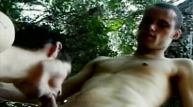 Gay naturisti scopano nella foresta