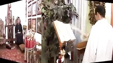 Prete scopa due chierichetti