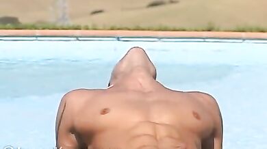 Sesso gay a bordo piscina
