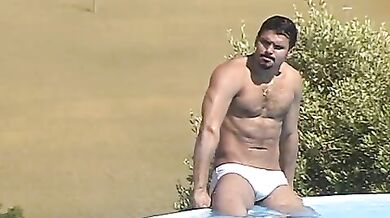 Sesso gay a bordo piscina