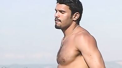 Sesso gay a bordo piscina