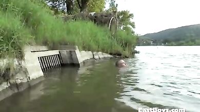 Ragazzino si fa segare il cazzo