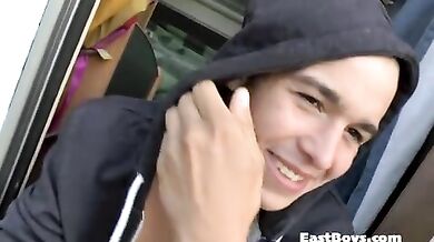 Ragazzino si fa segare il cazzo