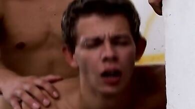 Ragazzo biondo inculato