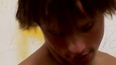 Ragazzo biondo inculato