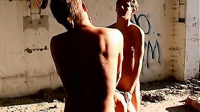 Orgia per giovani checche