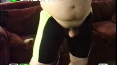 Maialone gay grasso si masturba