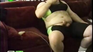 Maialone gay grasso si masturba