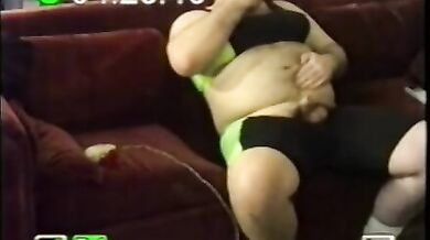 Maialone gay grasso si masturba