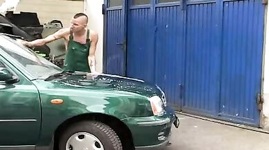 Frocio pompinaro partecipa ad un party gay