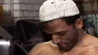 Frocio pompinaro partecipa ad un party gay