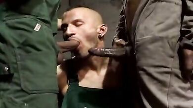 Frocio pompinaro partecipa ad un party gay