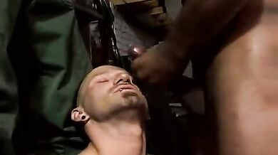 Frocio pompinaro partecipa ad un party gay