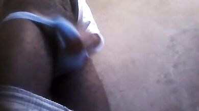 Negro arrapato si masturba