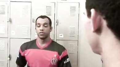 Orgia con negro in uno spogliatoio