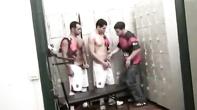 Orgia con negro in uno spogliatoio