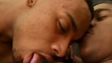 Negro succhia bel pisello