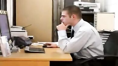 Giovane stagista gay succhia cazzi per avere il posto