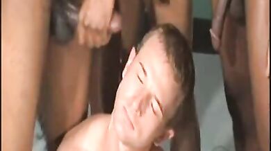 Negri abusano di un culo bianco