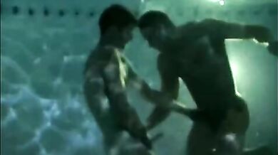 Pompino gay in piscina