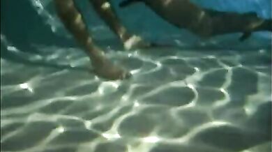 Pompino gay in piscina