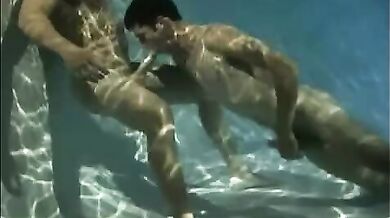 Pompino gay in piscina