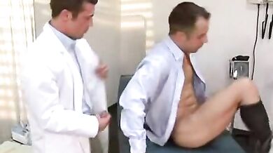 Dottore omosessuale lo succhia al paziente
