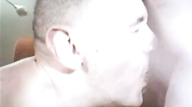 Vecchio porco frocio fa un pompino