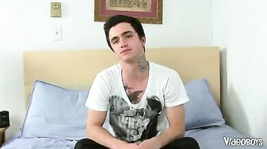 Ragazzo dal bel pene si masturba