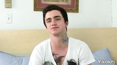 Ragazzo dal bel pene si masturba