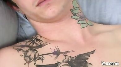 Ragazzo dal bel pene si masturba