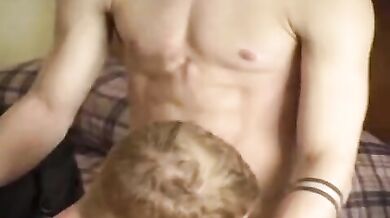 Bel biondino succhia cazzi