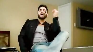 Ragazzo con il sigaro si tocca il pene