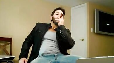 Ragazzo con il sigaro si tocca il pene