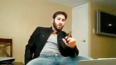 Ragazzo con il sigaro si tocca il pene