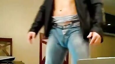 Ragazzo con il sigaro si tocca il pene