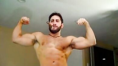 Ragazzo con il sigaro si tocca il pene