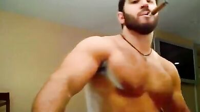 Ragazzo con il sigaro si tocca il pene