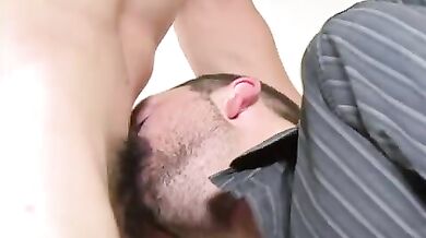 Uomo paga escort boy