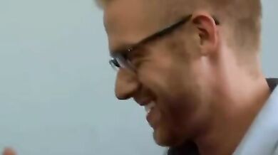 Ragazzo escort soddisfa un cliente